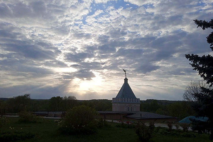 Оптина пустынь - ставропигиальный мужской монастырь Русской православной церкви, расположенный недалеко от города Козельска Калужской области.