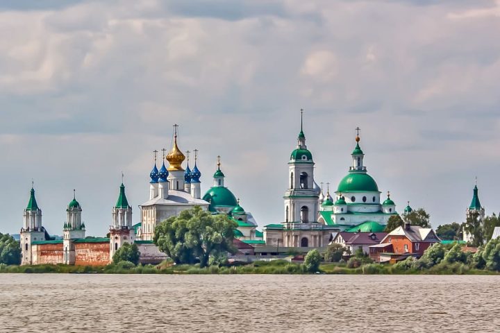 Спасо-Яковлевский Димитриев мужской монастырь - расположен на берегу озера Неро в юго-западной части Ростова. Основан в 1389 году епископом Ростовским святителем Иаковом.