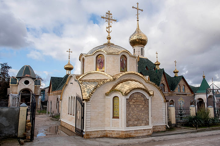 Свято-Николаевский мужской монастырь (с. Холмовка) - это один из молодых крымских монастырей, построенysq в 2010-м году, возведенный на базе холмовского приходского храма Христа Спасителя и Свято-Николаевского храма.
