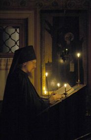 Вечернее богослужение начинается в 17.00. Служится вечерня и малое повечерие, на котором вычитывается монашеское правило: три канона и акафист. 
