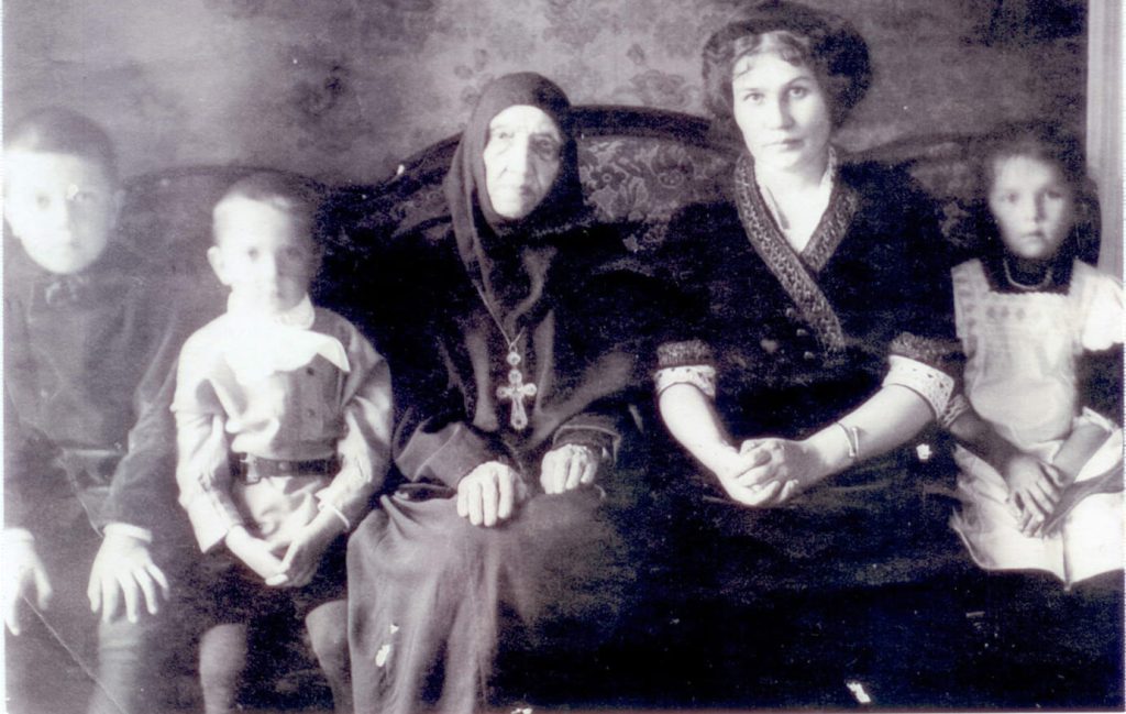 Игуменья Евгения с семьей святителя Луки (Войно-Ясенецкого).