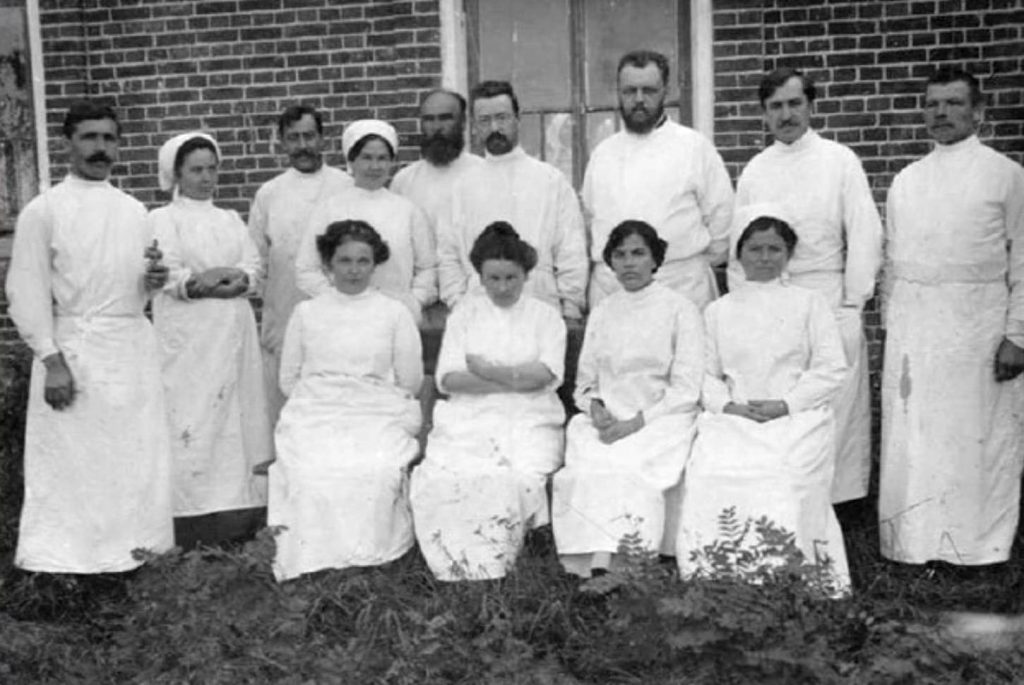 1910 г. Медперсонал Переславль-Залесской земской больницы (второй ряд справа третий - хирург В.Ф. Войно-Ясенецкий).