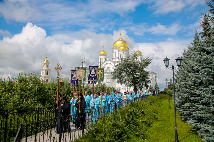 Серафимо-Дивееевский монастырь - расположен в селе Дивеево Нижегородской области. Почитается Поместными православными церквями как четвёртый «земной Удел Пресвятой Богородицы».