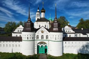 Свято-Введенский Толгский монастырь в Ярославле на левом берегу Волги. Основан в 1314 г епископом Ростовским Прохором на месте обретения Толгской иконы.