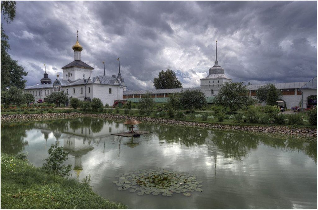 Свято-Введенский Толгский монастырь в Ярославле на левом берегу Волги.